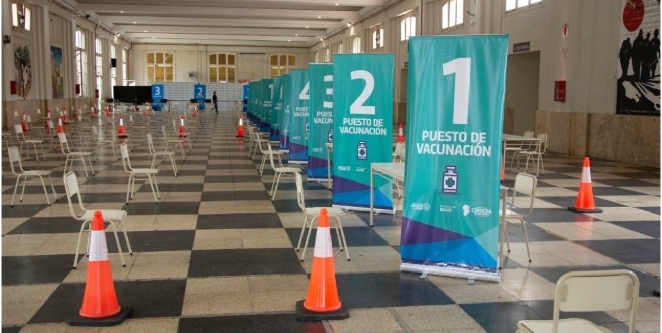 El comedor de la Universidad Nacional de Córdoba es un nuevo centro de vacunación