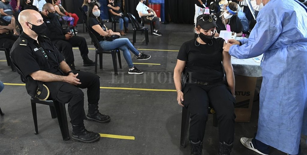 Se completará la vacunación contra el Covid a todo el personal de la Policía de la Provincia