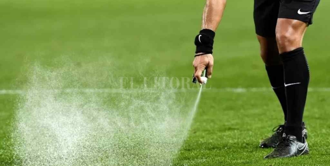 Un argentino le ganó un juicio millonario a FIFA por el spray de los árbitros