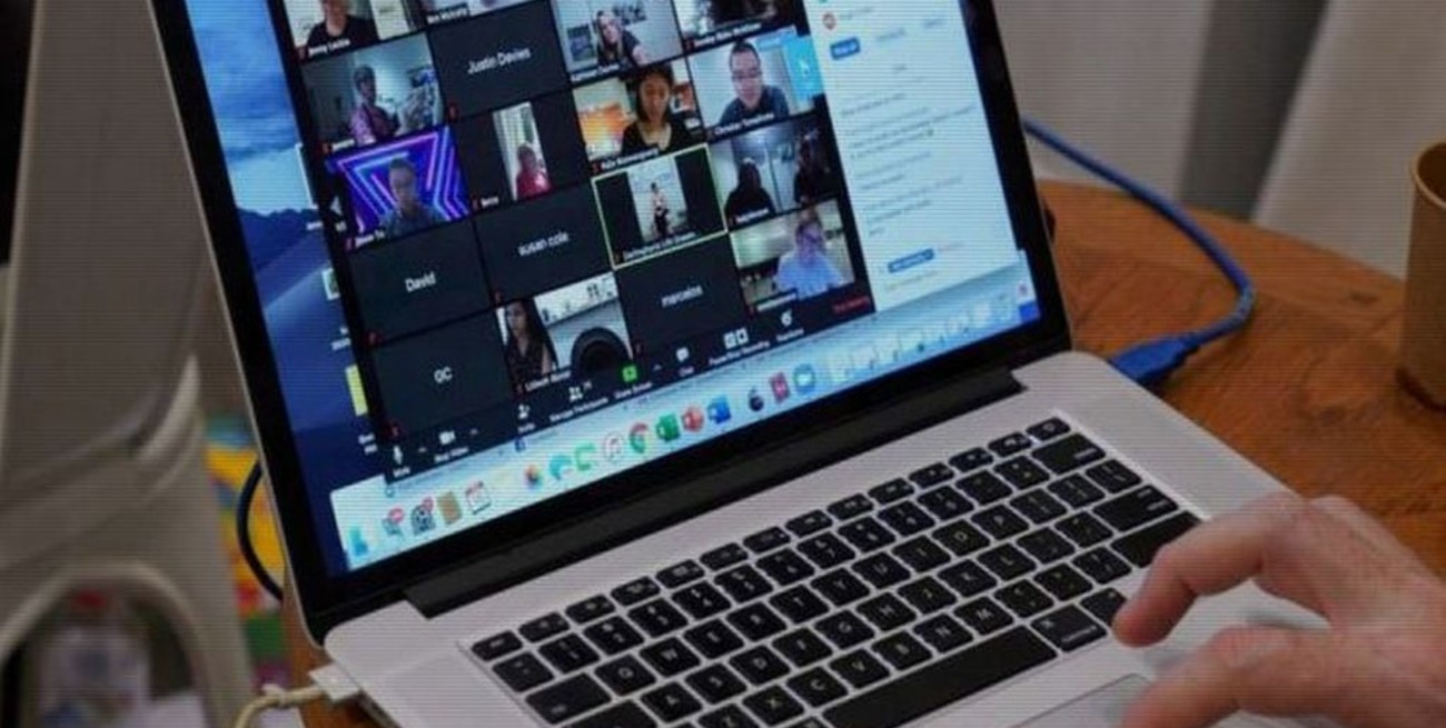 Sufrió una  violenta entradera y pidió ayuda en su clase por Zoom: "nos están robando" 