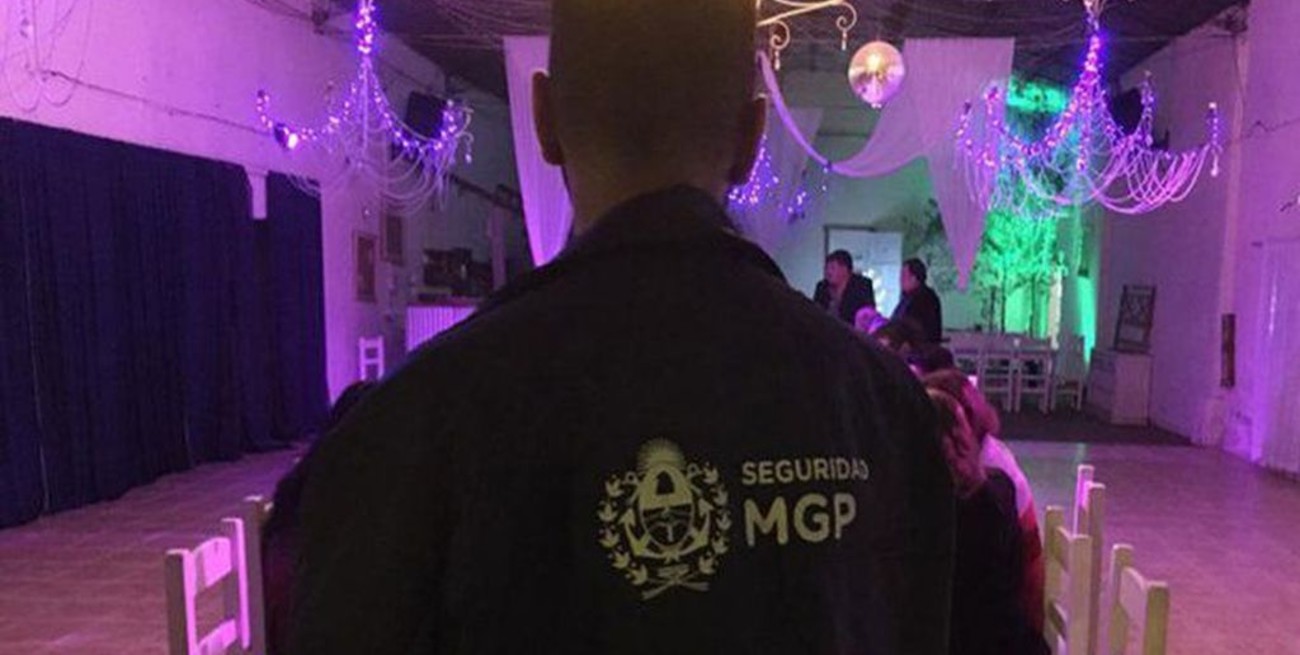 Fiesta swinger clandestina en Buenos Aires: llegó la policía y los confundieron con strippers