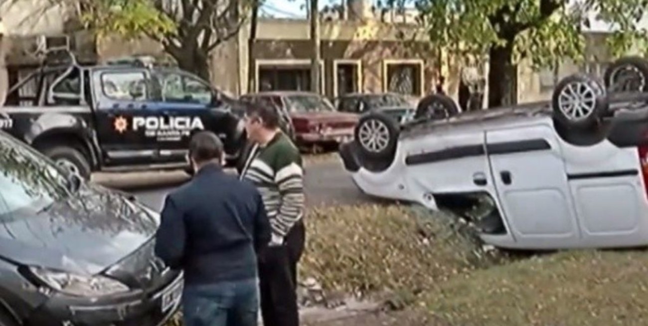 Rosario: choque con vuelco no dejó heridos de milagro