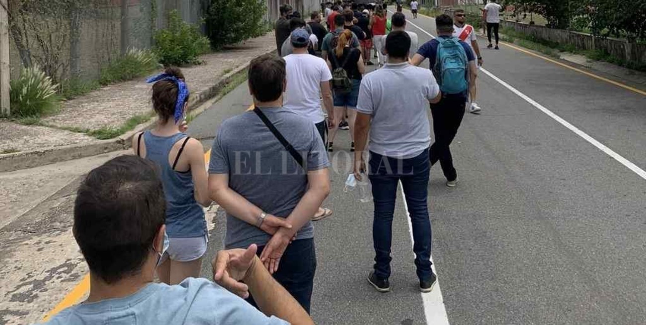 Casi un kilómetro de fila para retirar las entradas para Argentina - Colombia 
