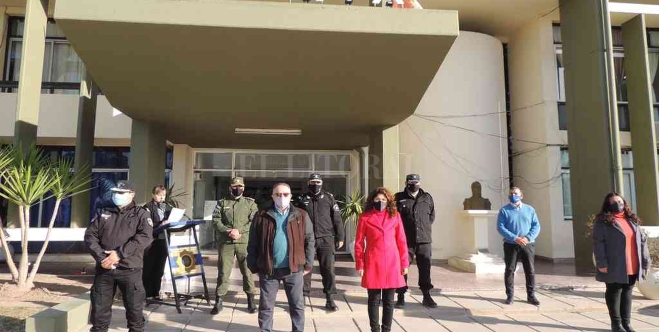 En Vera Lagna entregó motocicletas y realizó anuncios