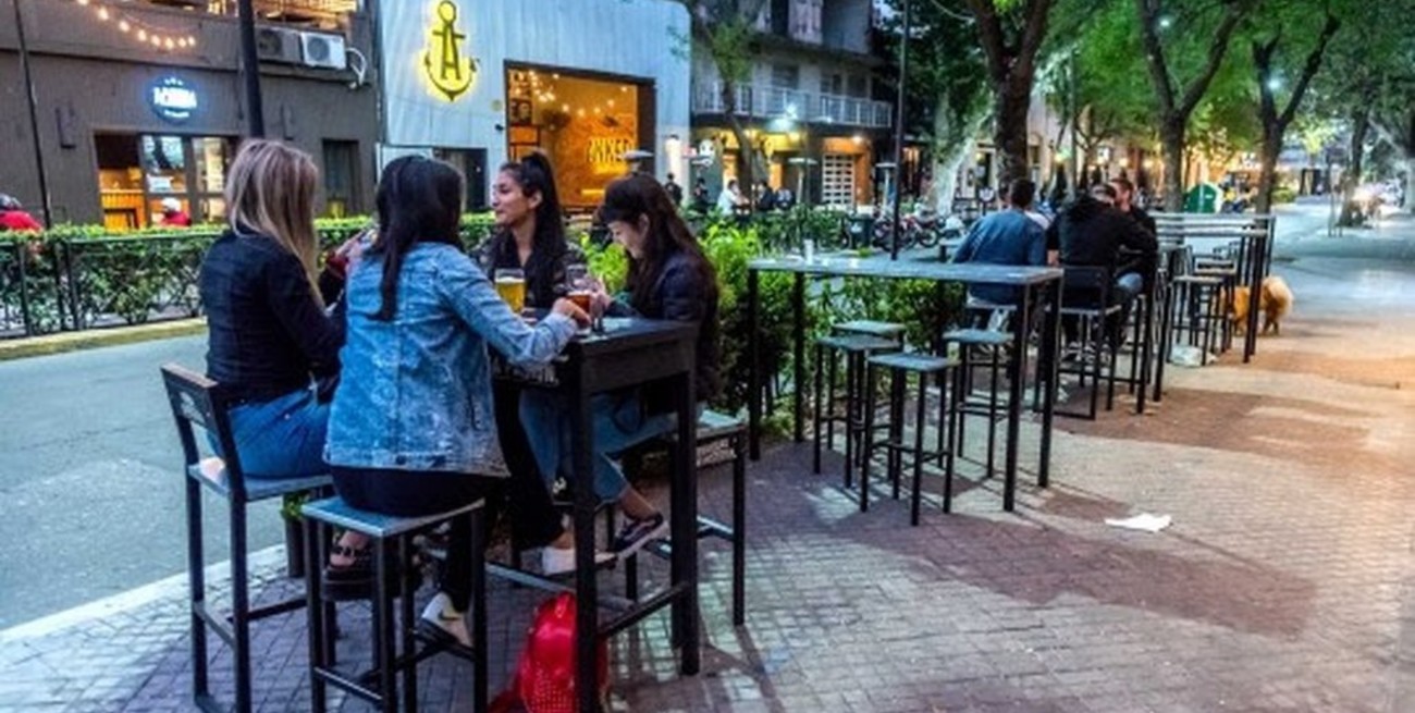 Rosario: colocarán toldos móviles y equipos de calefacción exteriores en locales gastronómicos