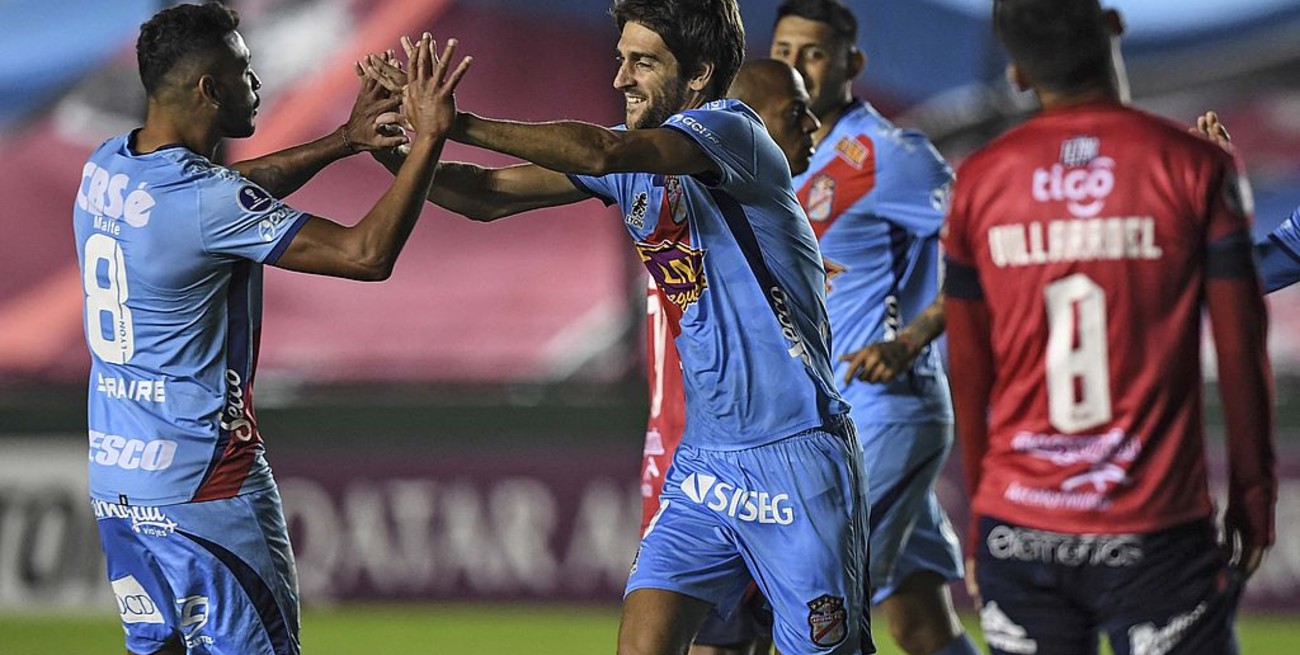 Arsenal goleó a Jorge Wilstermann de Bolivia y mantiene las chances