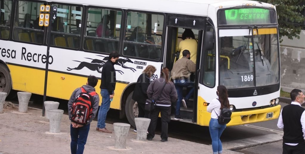 Colectivos en tensa negociación: la suba del boleto no se define hasta el "lunes o martes"