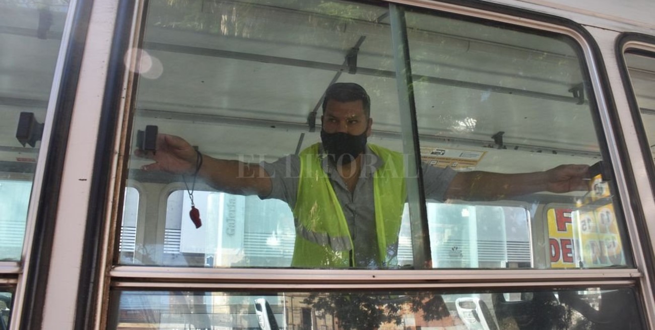 Colectivos: controlan el distanciamiento y  que las ventanillas permanezcan abiertas