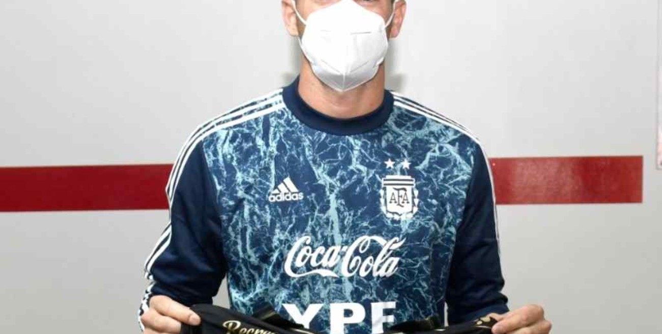 Lucas Alario recibió una camiseta de Colón campeón