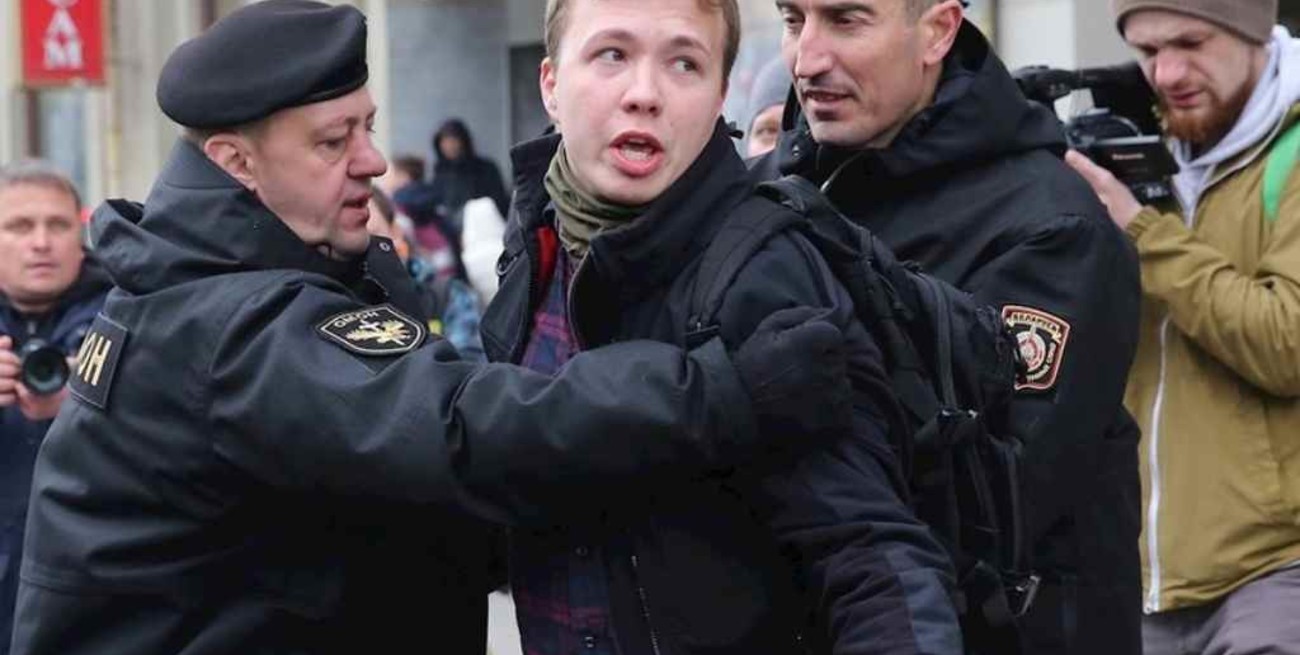 Bielorrusia: acusan a Lukashenko de desviar un avión para capturar a un periodista opositor 