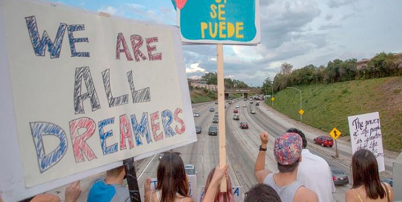 El gobierno de Joe Biden toma nuevas medidas para mantener DACA