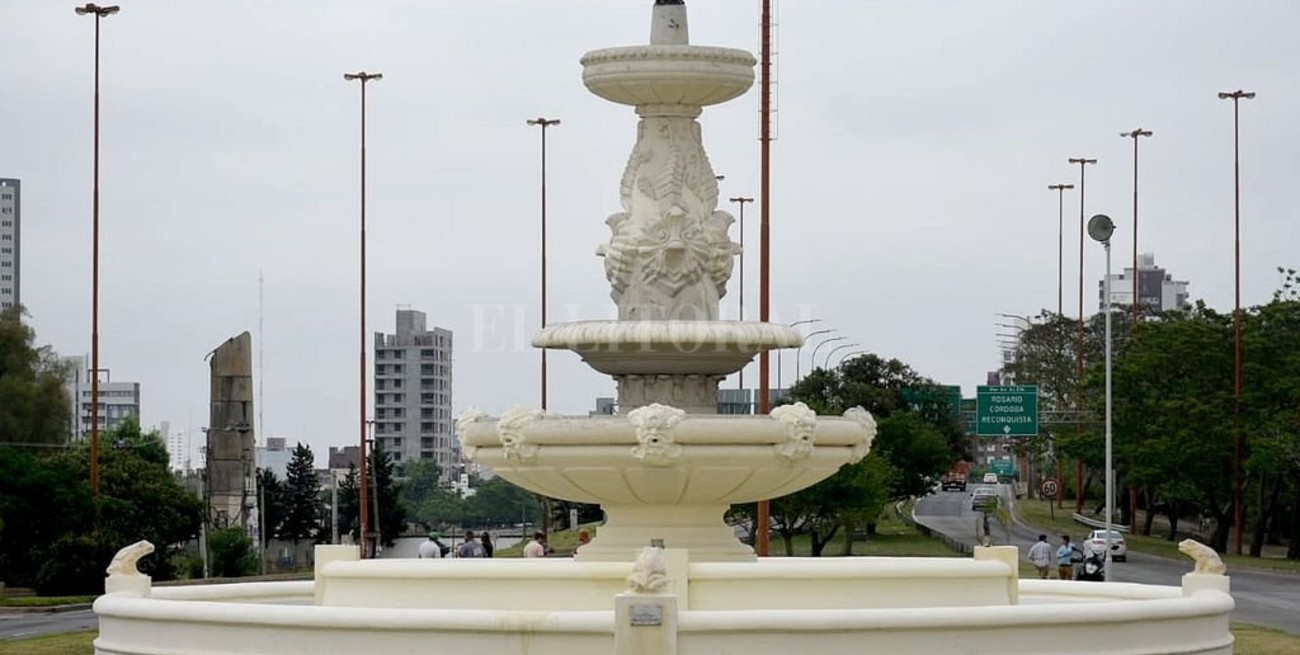 La Fuente de la Cordialidad da la bienvenida a la ciudad con todo su esplendor