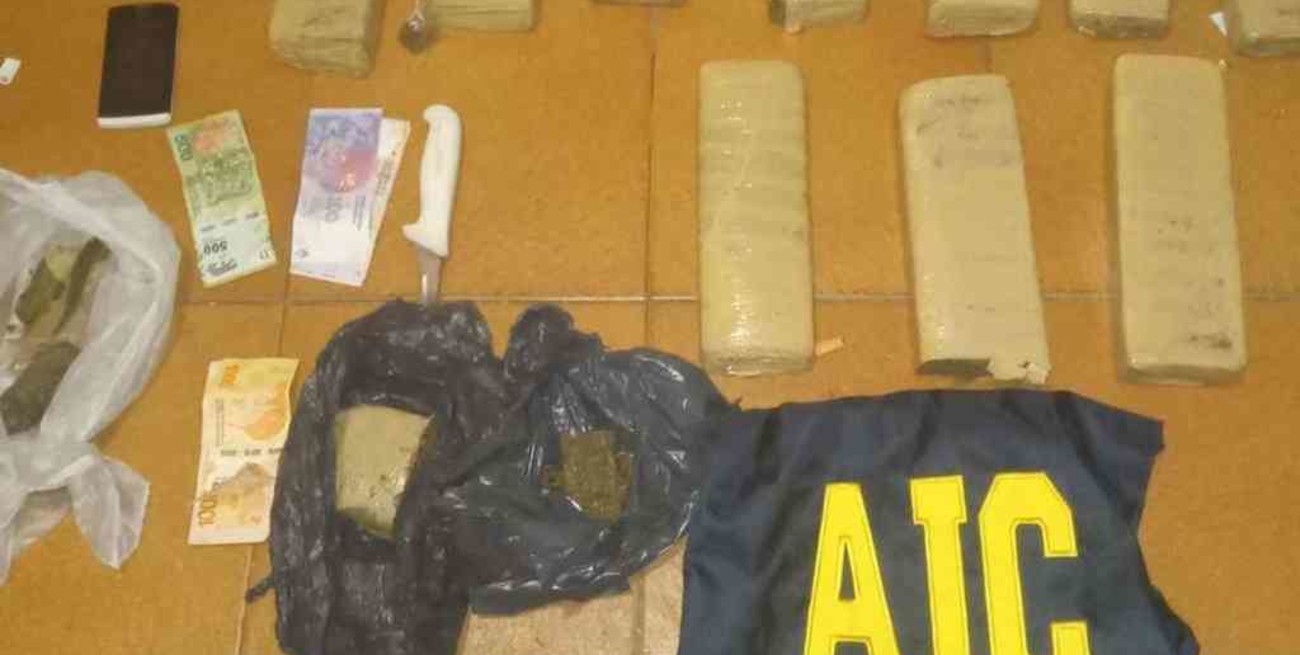 Lo fueron a buscar por golpear a su pareja y tenía la casa llena de droga