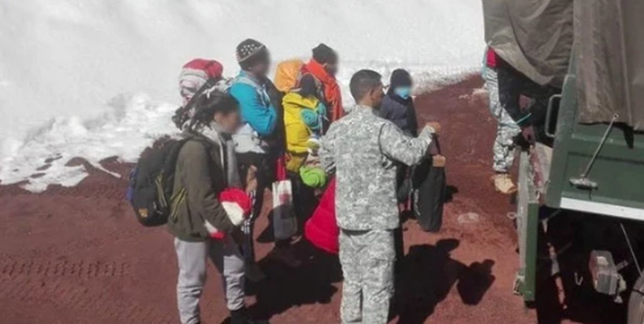 Gendarmería rescató a una familia que intentó cruzar a pie la Cordillera de Los Andes