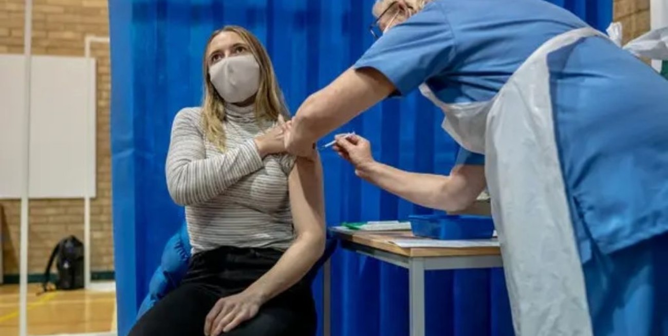 Reino Unido seguirá vacunando por edad pese al pedido de priorizar docentes y policías