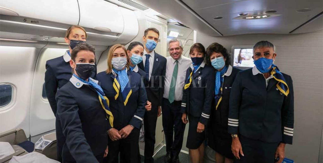 Numerosa comitiva de Fernández en la gira europea, entre los funcionarios viajó una de las asistentes a la fiesta VIP de Olivos