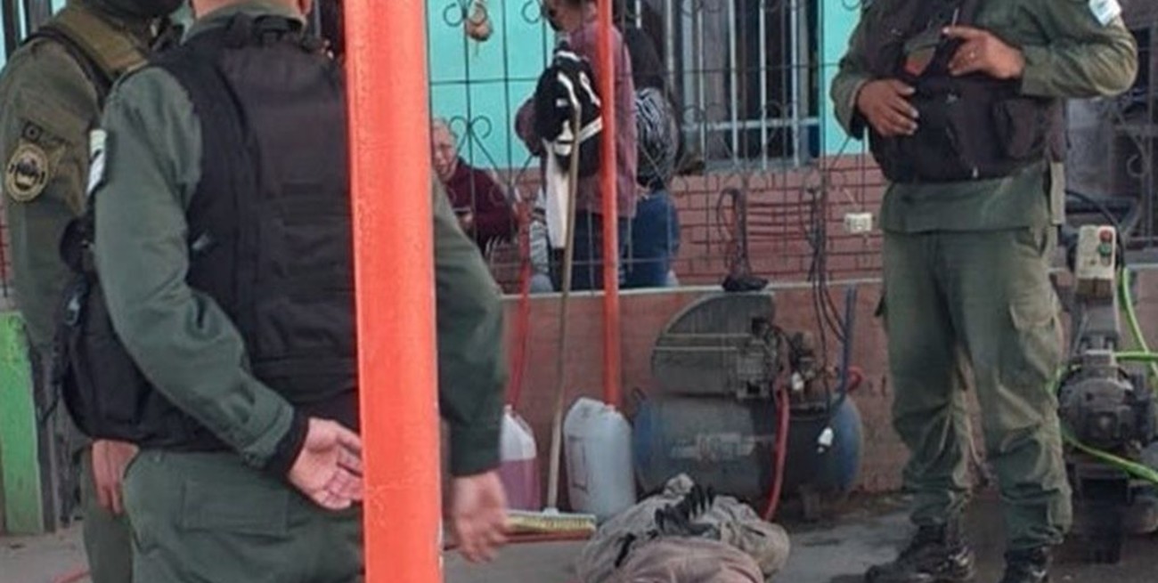 Villa Gobernador Gálvez: persecución, balacera y un remisero herido