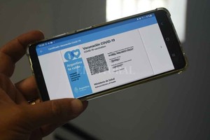 Flavio Raina. El certificado de vacunación completa se le exige a las personas mayores de 13 años. El pase puede presentarse en formato digital o papel.