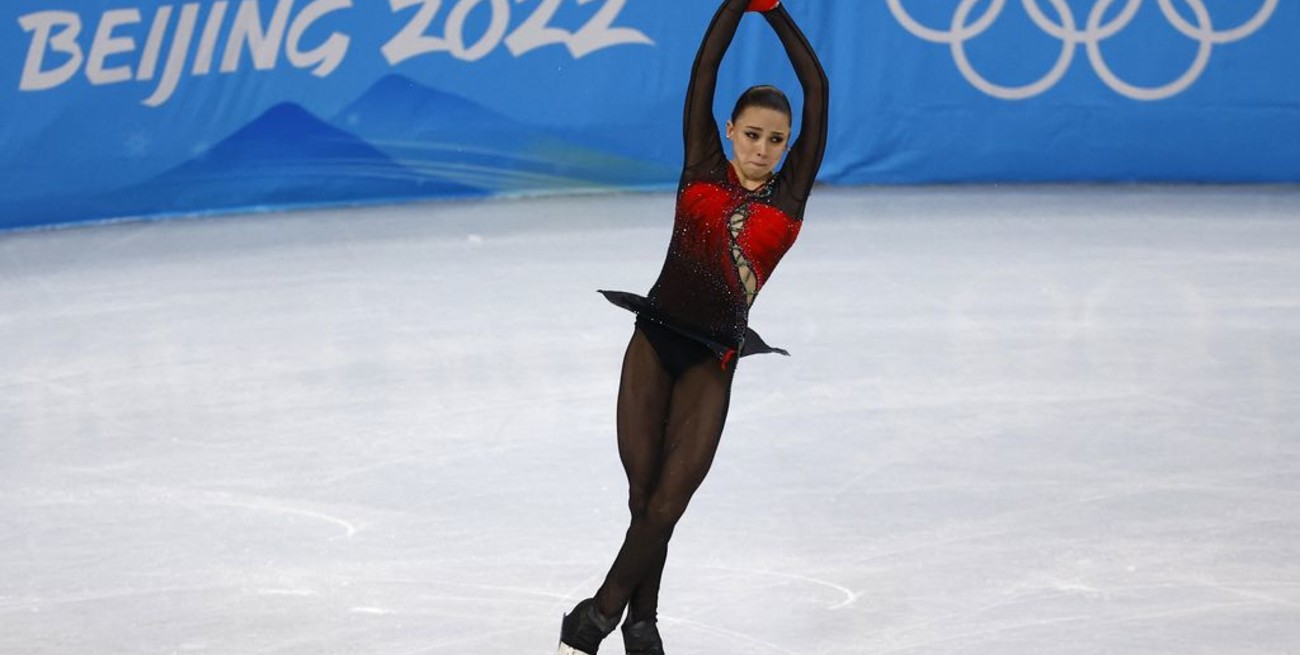 La patinadora rusa Kamila Valieva, la primera en lograr un salto cuádruple, dio positivo en prueba de dopaje