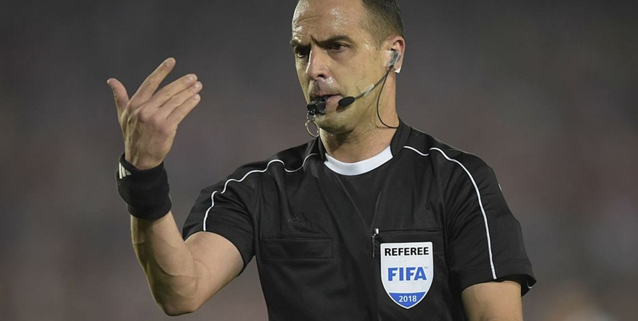 El uruguayo Esteban Ostojich será el árbitro de la final entre Argentina y Brasil
