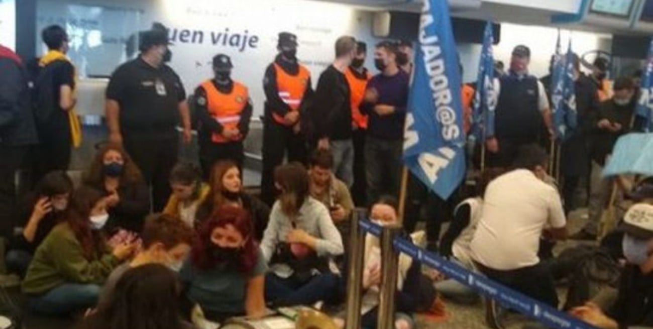 Incidentes en una protesta de empleados despedidos de LATAM