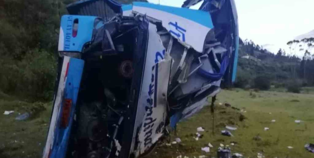 Al menos once muertos en Ecuador tras la caída de un ómnibus al abismo