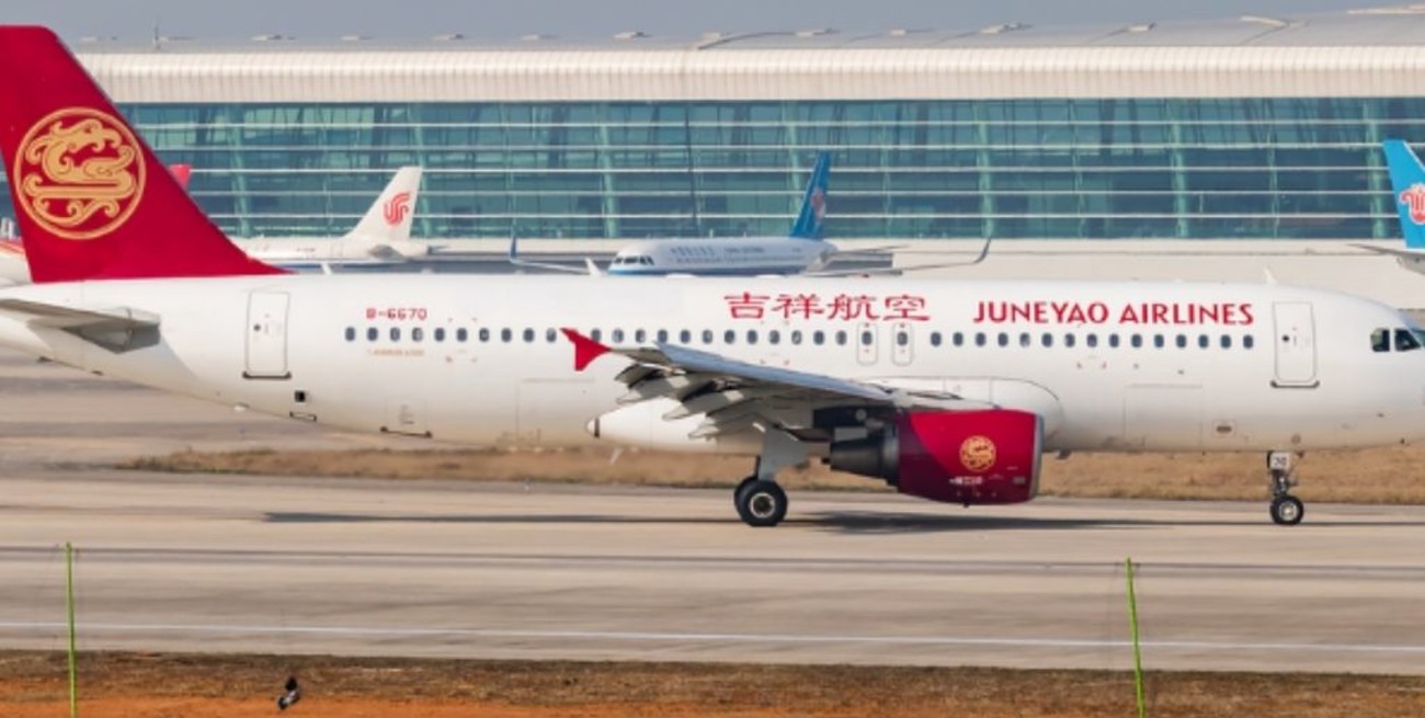 En China un avión tuvo que aterrizar de emergencia tras agrietarse cristal de la cabina