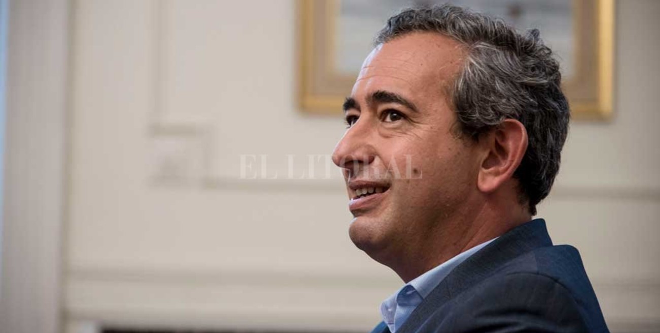 El intendente de Rosario anunció que tiene un problema de salud pero seguirá con sus funciones 