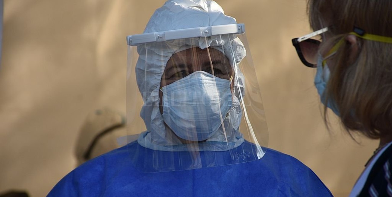 Curva de contagios sin tregua: récord de 2.066 casos en provincia, 142 en ciudad