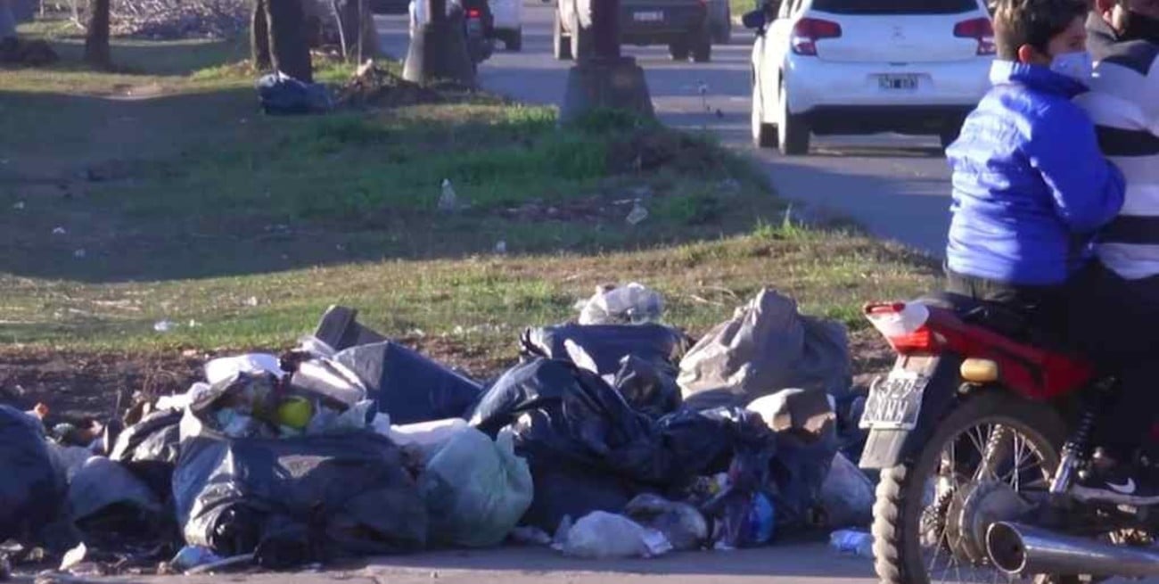 Comerciantes incentivan la "foto denuncia" para que no arrojen basura en av. Peñaloza 