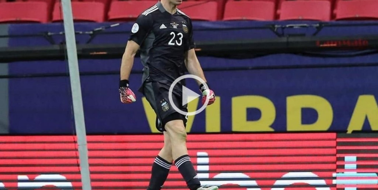 Polémicas publicaciones de "Dibu" Martínez en el arribo de la selección a Chile