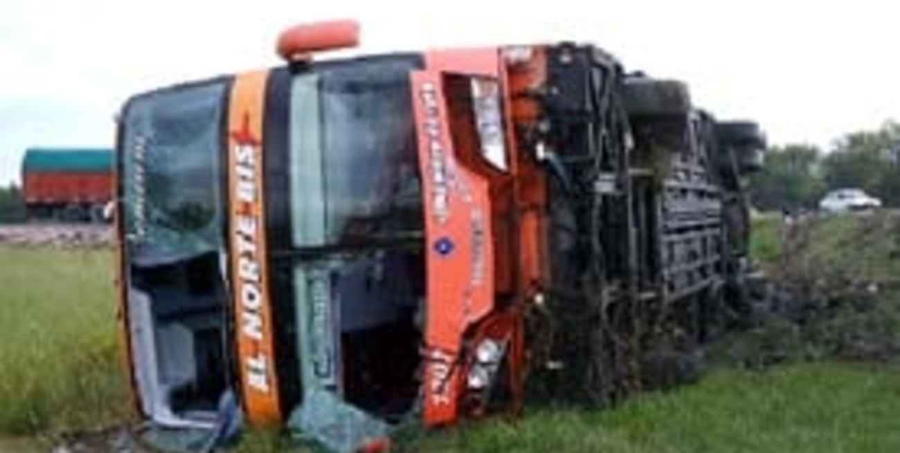 Chocó y volcó un colectivo en la ruta 11