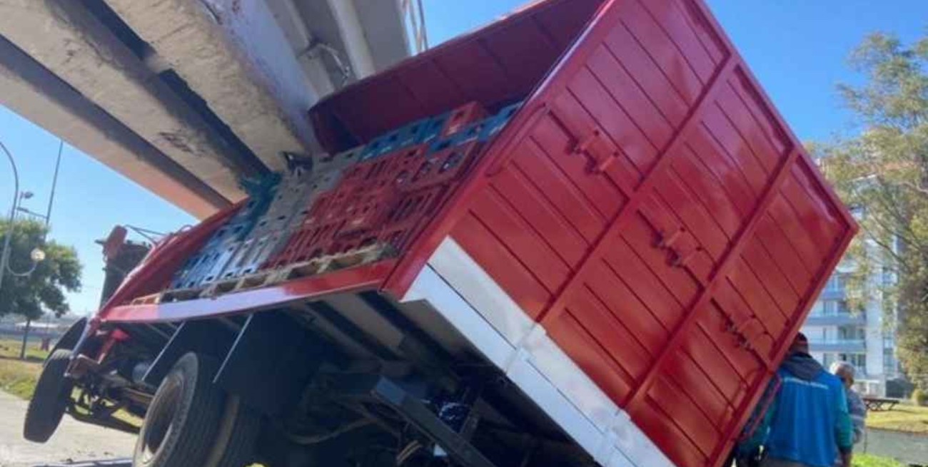 Un camión volcó tras quedar atascado en un puente en Córdoba