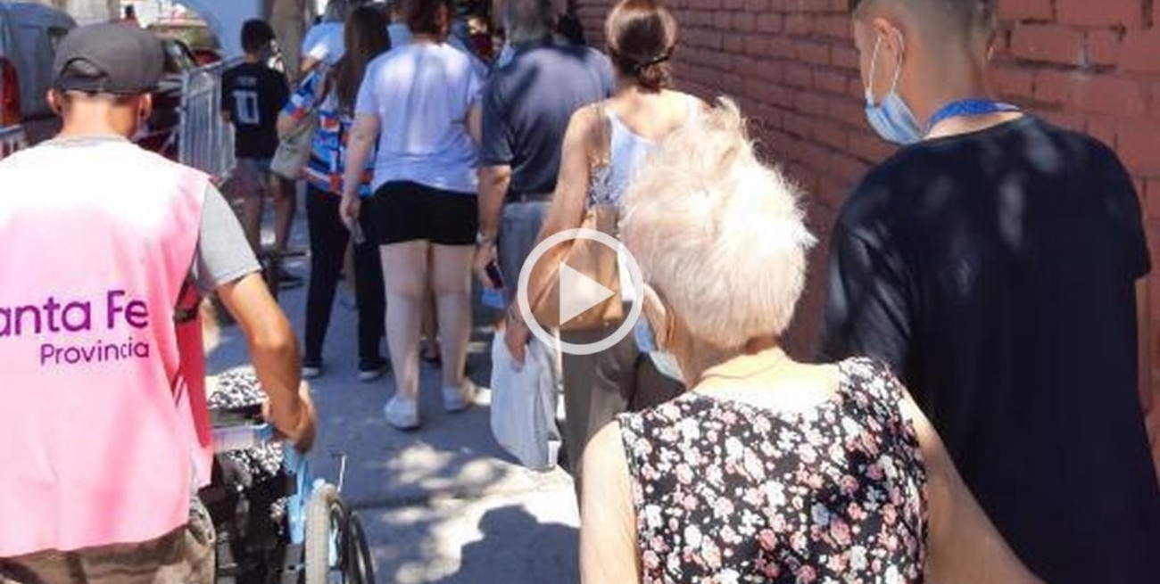 15.000 santafesinos vacunados en 48 horas pero con largas colas "sin distanciamiento"