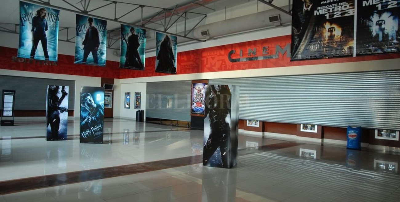 Cines: empleados protestaron en  la calle; gobierno evalúa apertura