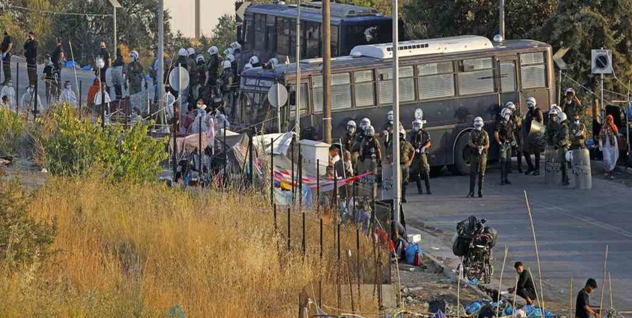 Grecia: comenzó el traslado de migrantes al nuevo campo de Lesbos