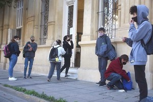 Manuel Alberto Fabatía Algo abrigados por el regreso del frío a la ciudad, chicos y chicas volvieron a sus escuelas este lunes, como en el caso de la escuela Bustos, que dividió la actividad entre el turno mañana y el turno tarde.