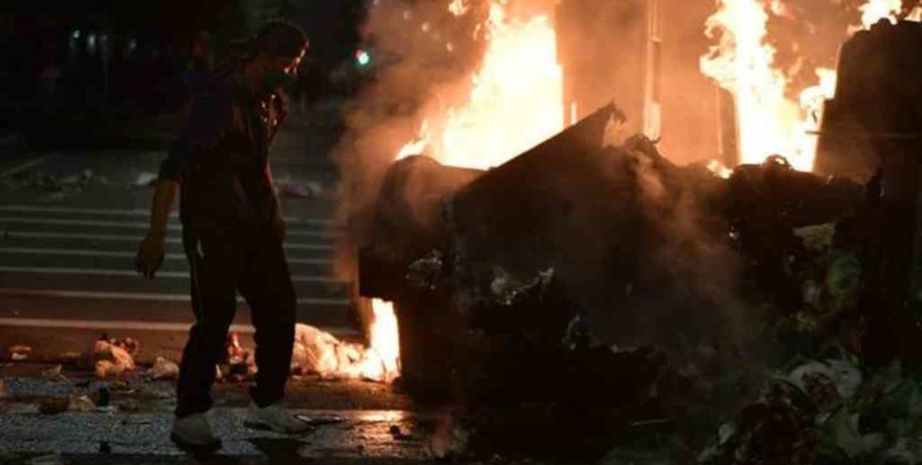 Noche de caos en Bogotá: prendieron fuego a puestos policiales con agentes dentro