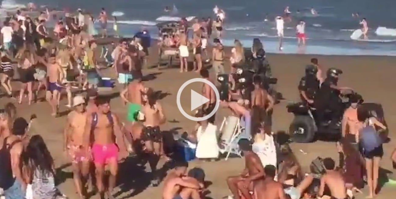 Video: la policía tuvo que dispersar a cientos de jóvenes en Pinamar y hubo corridas en la playa