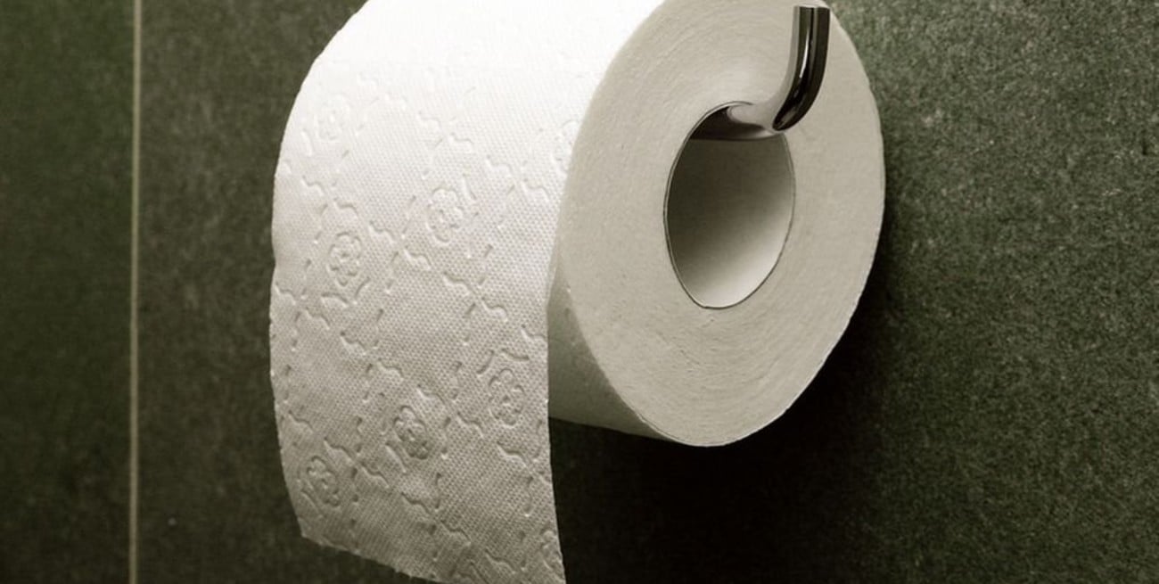 El papel higiénico usado, ¿se debe tirar en la taza del inodoro o en el tacho de basura?