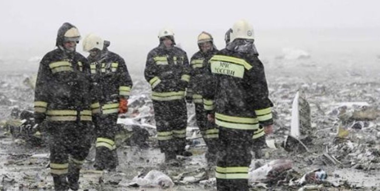 Hallan restos del avión que se estrelló en el oriente de Rusia