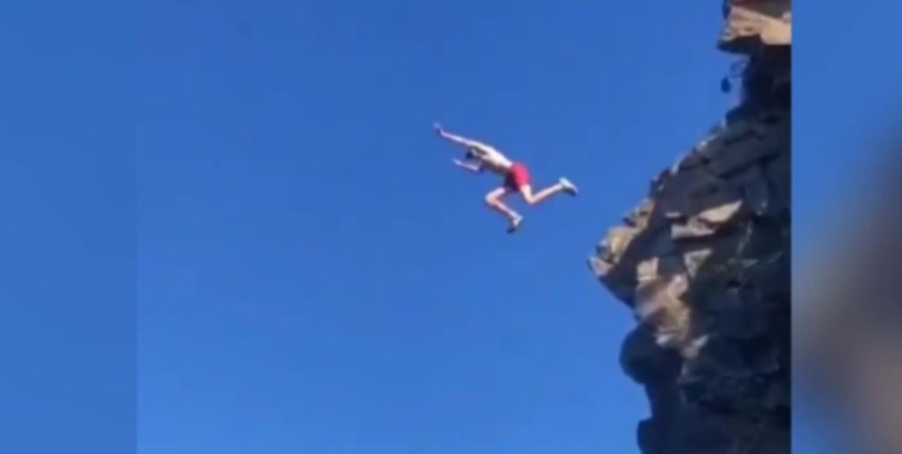 Video: saltó a un lago desde 15 metros de altura y chocó contra las piedras