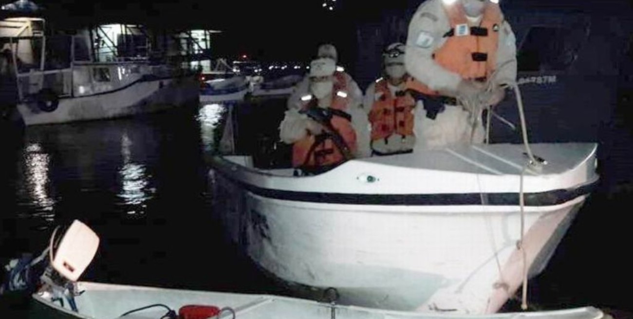 Cayeron de una embarcación al río Paraná y la Prefectura debió rescatarlos