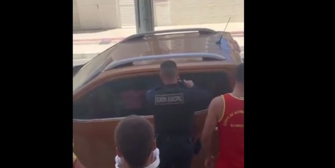 Video: un argentino es detenido en Camboriú por encerrar a su perro en la camioneta