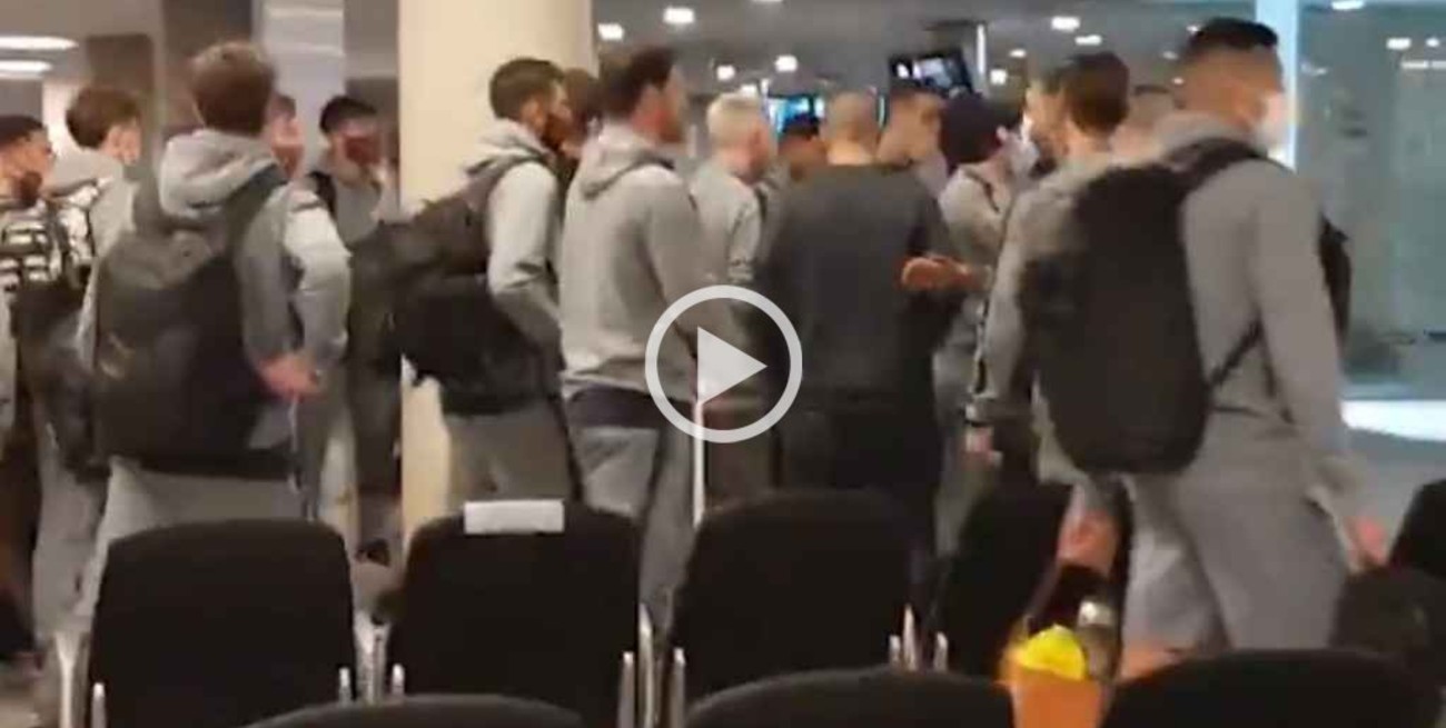 El plantel de San Lorenzo recibió insultos de simpatizantes en el aeropuerto de Córdoba  