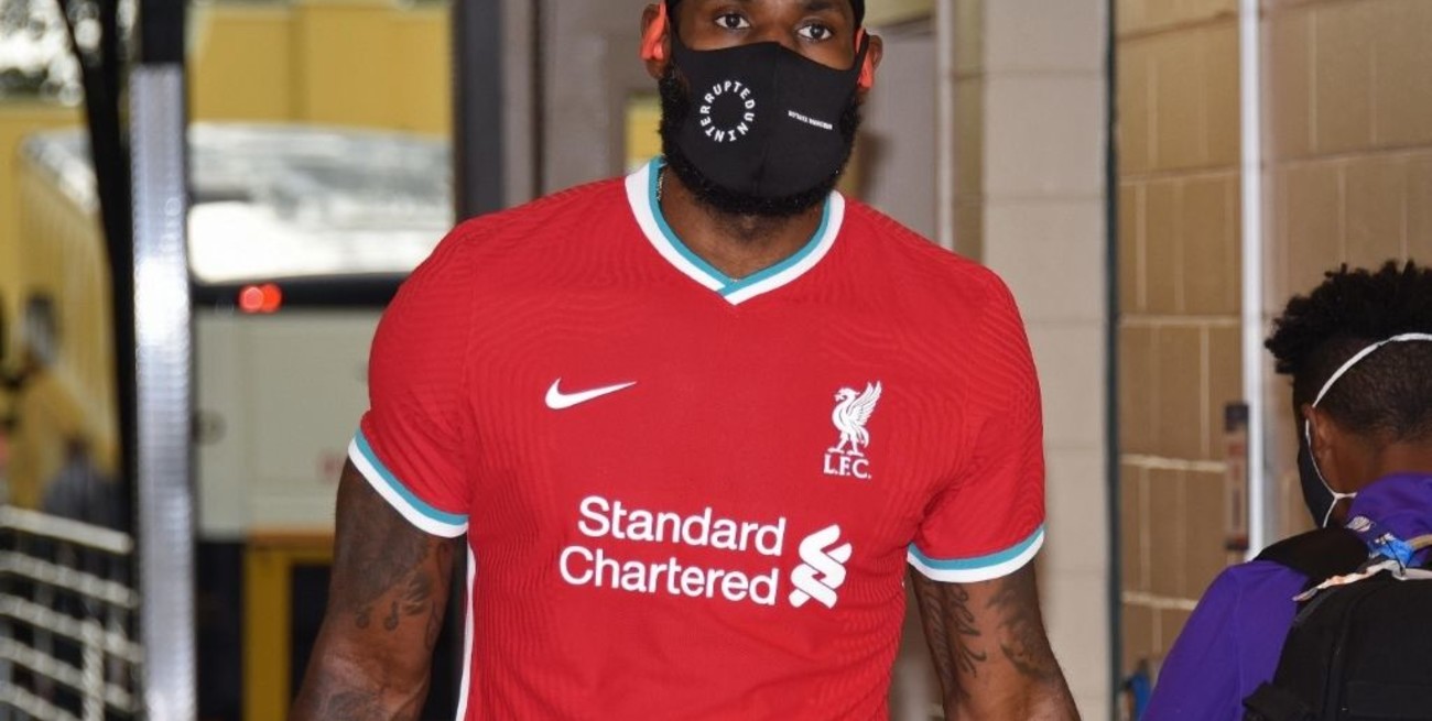 LeBron James compró acciones del Liverpool por 735 millones de dólares