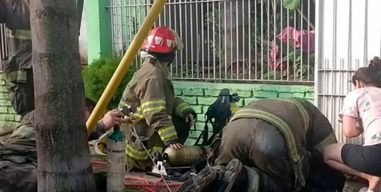 Video: bomberos rescatan a un perro de un incendio y le practican RCP para salvarle la vida