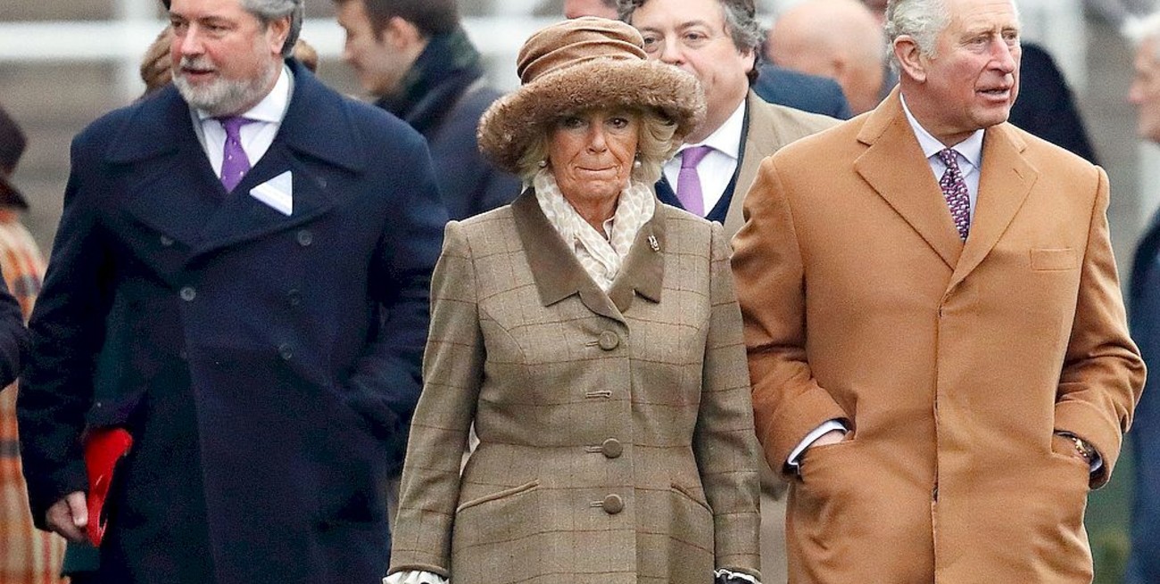 Renunció la mano derecha de Carlos de Gales tras un escándalo por tráfico de influencias