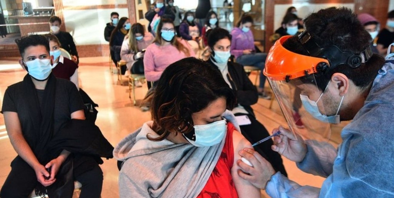 Vacunarán a adultos sin turno en el interior de Córdoba