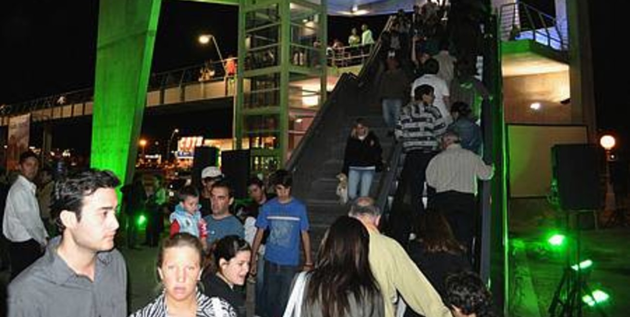 Se inauguró la escalera mecánica de la pasarela peatonal de 27 de Febrero